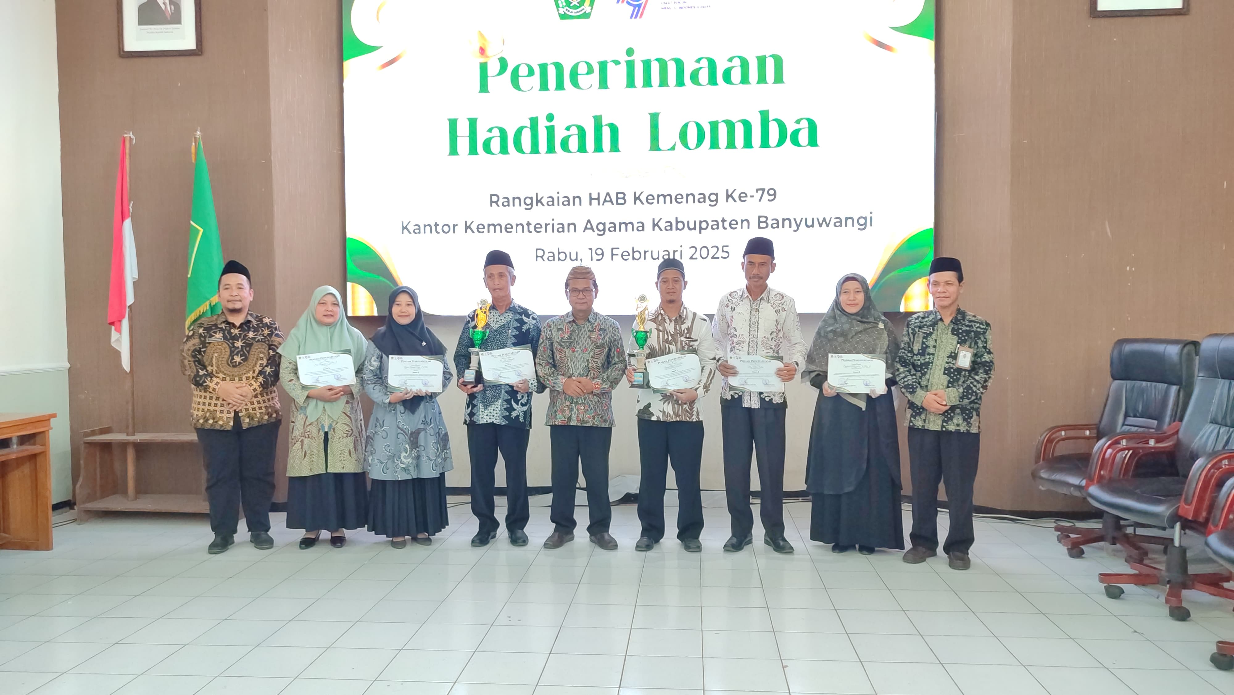 jawara lomba hab ke-79 di kemenag banyuwangi terima trophy penghargaan